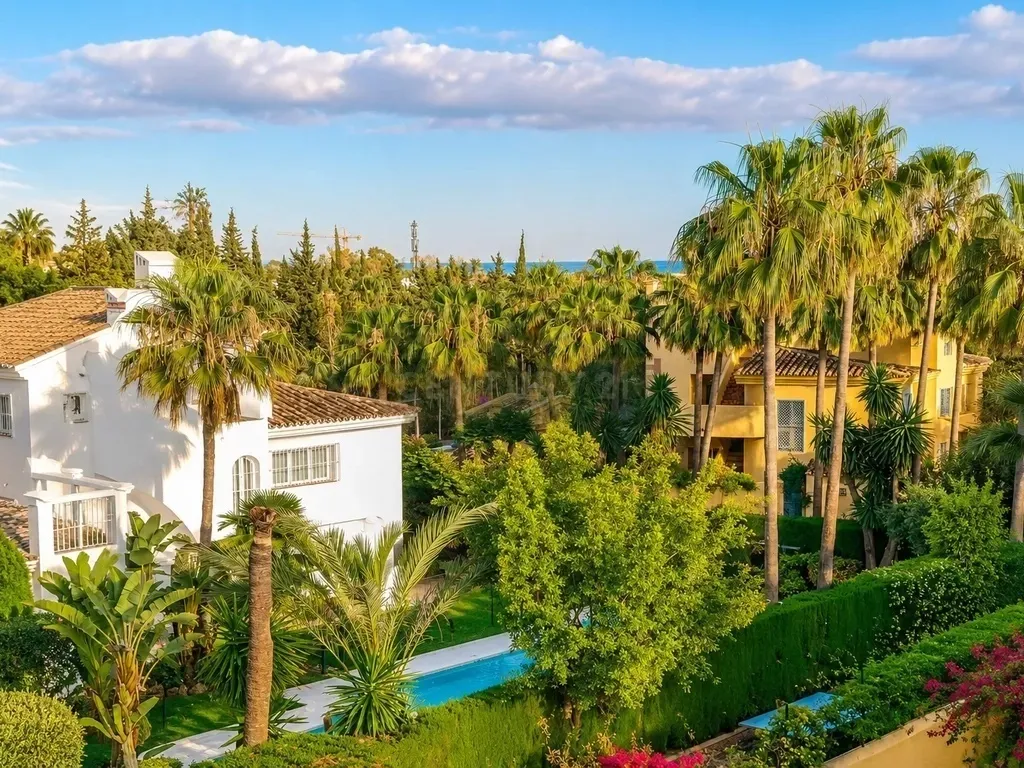 EXCLUSIVA OPORTUNIDAD EN NAGÜELES | Dúplex con gran solárium, vistas al mar, garaje y trastero junto a la Milla de Oro de Marbella