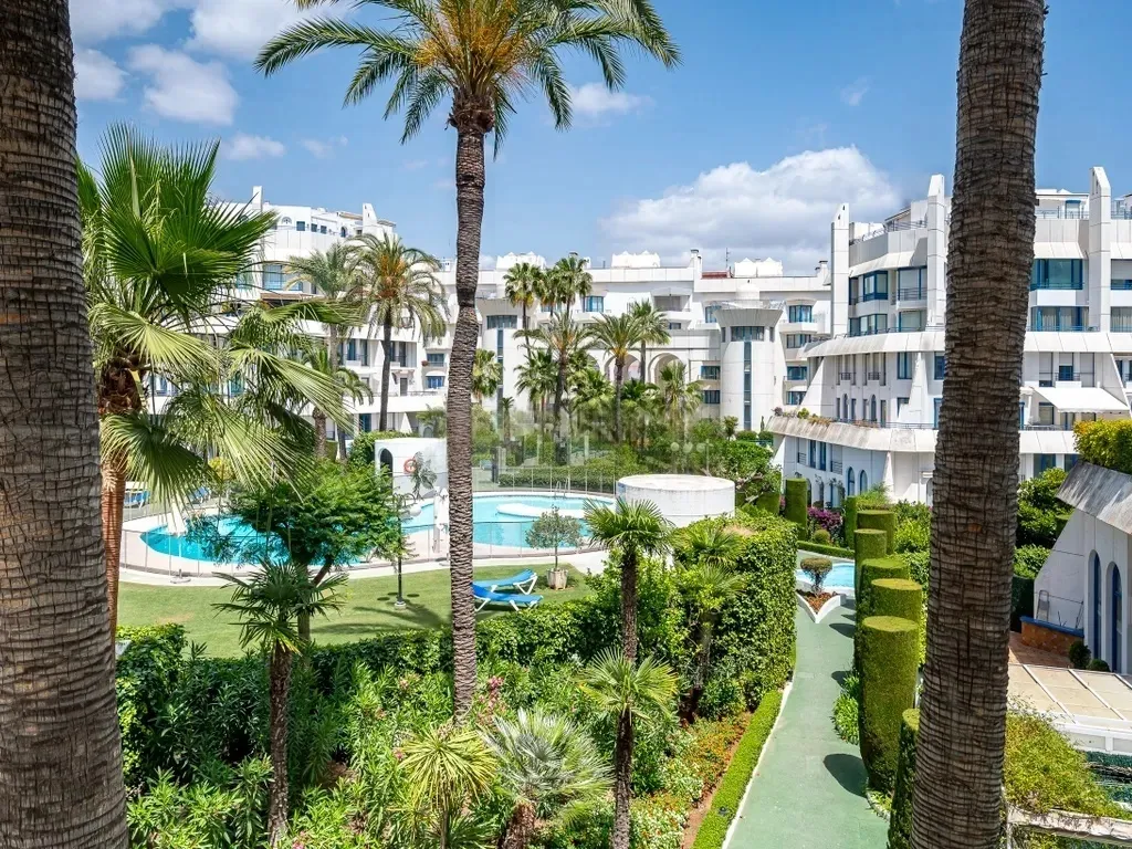 ✨ Exclusivo dúplex renovado con garaje y trastero en Marbella House, a pasos de la playa — Marbella. Ref. 0123-00378