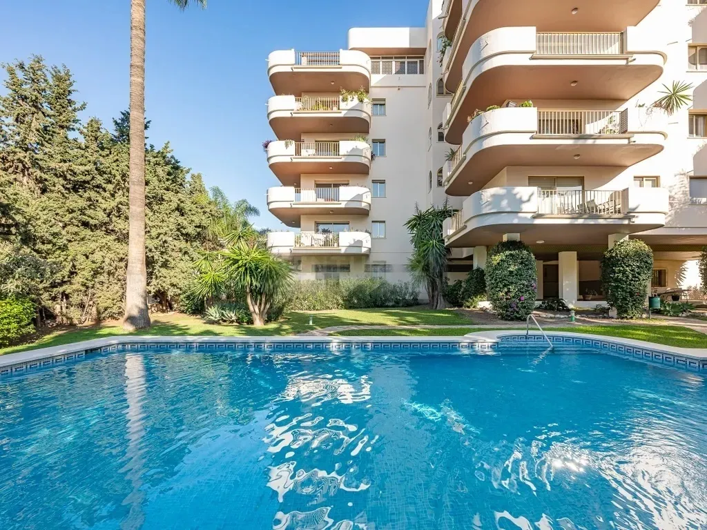 Elegante apartamento en Nueva Andalucía, Marbella, a solo 5 minutos a pie de Puerto Banús — Marbella. Ref. 0123-00375