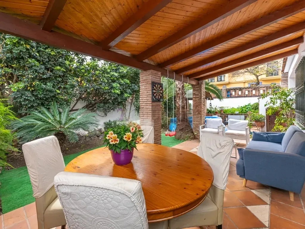 Casa independiente con encanto a pasos de la playa en San Pedro Alcántara — Marbella. Ref. 0123-00370