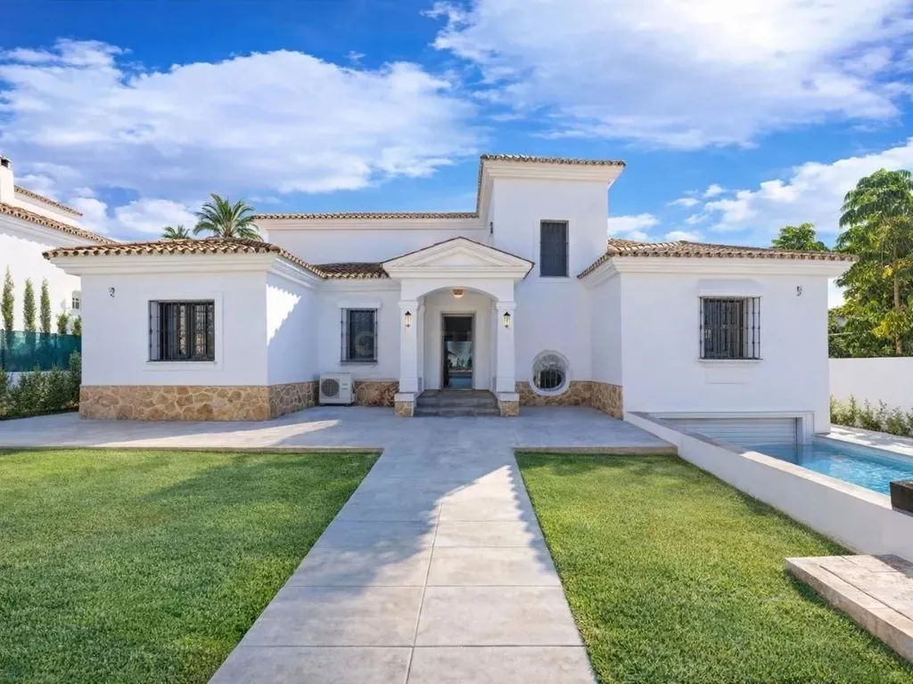 VILLA AMPLIA CON PRIVACIDAD EN NUEVA ANDALUCÍA — Marbella. Ref. 0037-00681