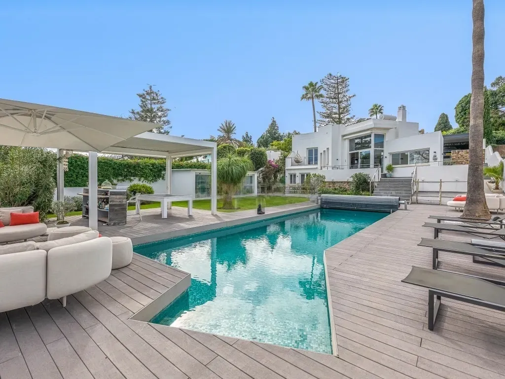 Elegante villa renovada con piscina privada y vistas abiertas al verde — Marbella. Ref. 0170-00256
