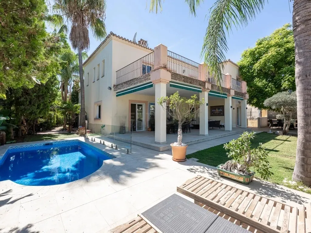 Villa en Guadalmina Alta: Su elegante oasis en Marbella — Marbella. Ref. 0170-00191
