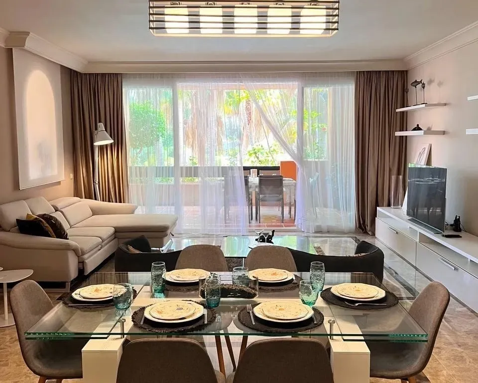 Apartamento Elegante en Alminar de Marbella, Nueva Andalucía — Marbella. Ref. 0170-00098