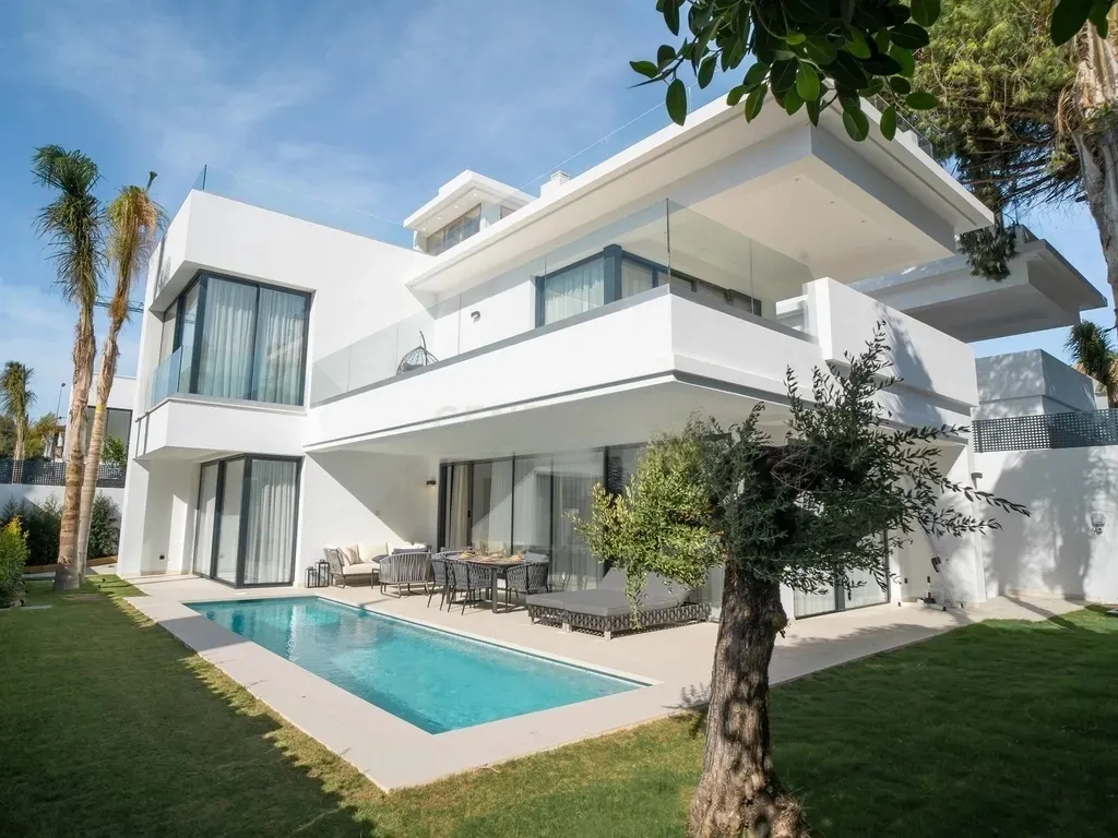 Moderna Villa a Estrenar en Venta en la Prestigiosa Milla de Oro de Marbella – A Solo 100 m de la Playa — Marbella. Ref. 0170-00092