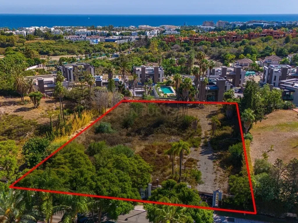 Oportunidad única – Última gran parcela en la prestigiosa Atalaya de Río Verde — Marbella. Ref. 0170-00082