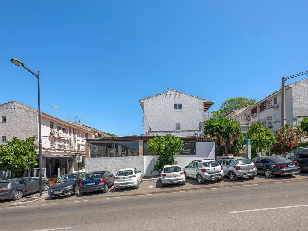 ¡Oportunidad única alquiler local comercial en La Campana, Nueva Andalucía! — Marbella. Ref. 0123-00320