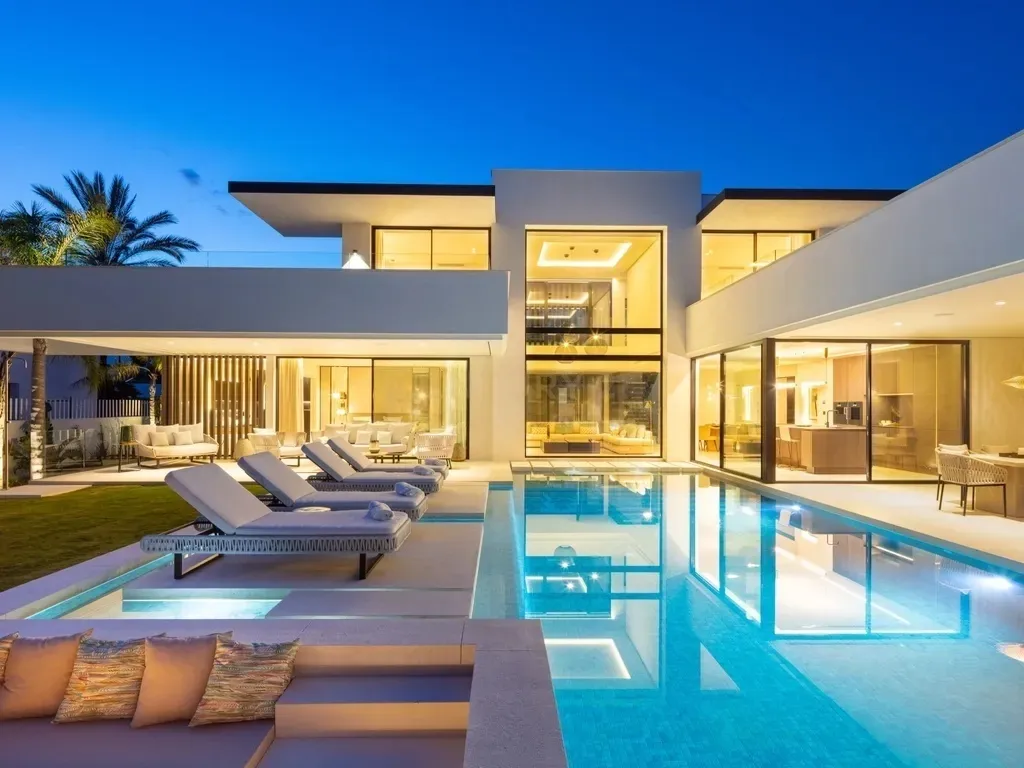 Villa Sirius – Refugio moderno de lujo en Las Brisas, Nueva Andalucía — Marbella. Ref. 0170-00063