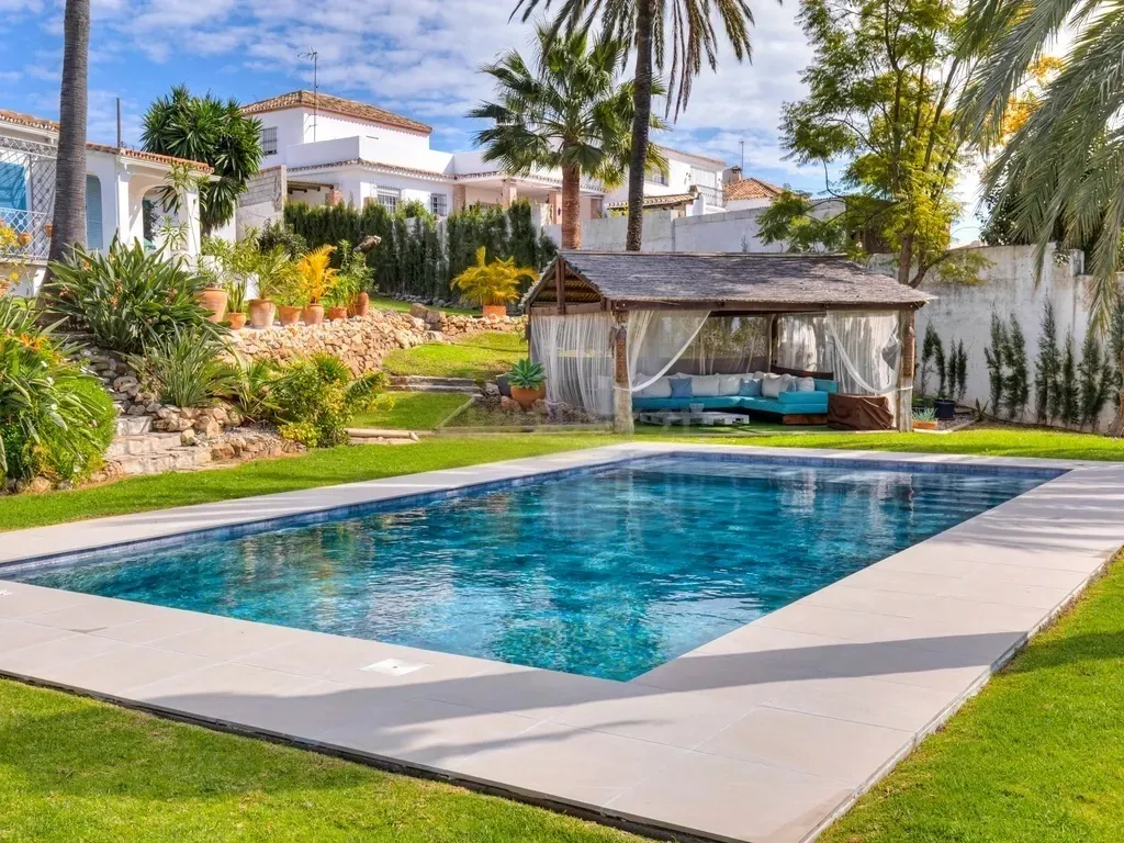 Impresionante Villa Independiente de 5 Dormitorios en San Pedro de Alcántara, Marbella — Marbella. Ref. 0123-00311