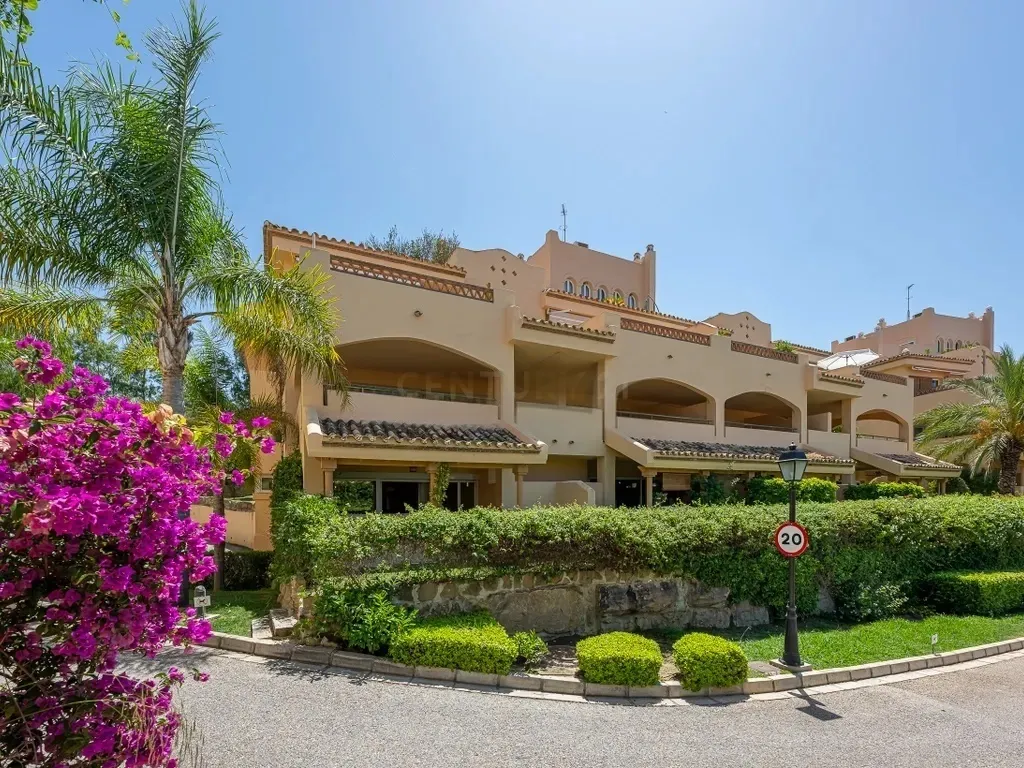 Apartamento con jardín de 2 dormitorios en alquiler en Santa María Village, Elviria — Marbella. Ref. 0123-00385