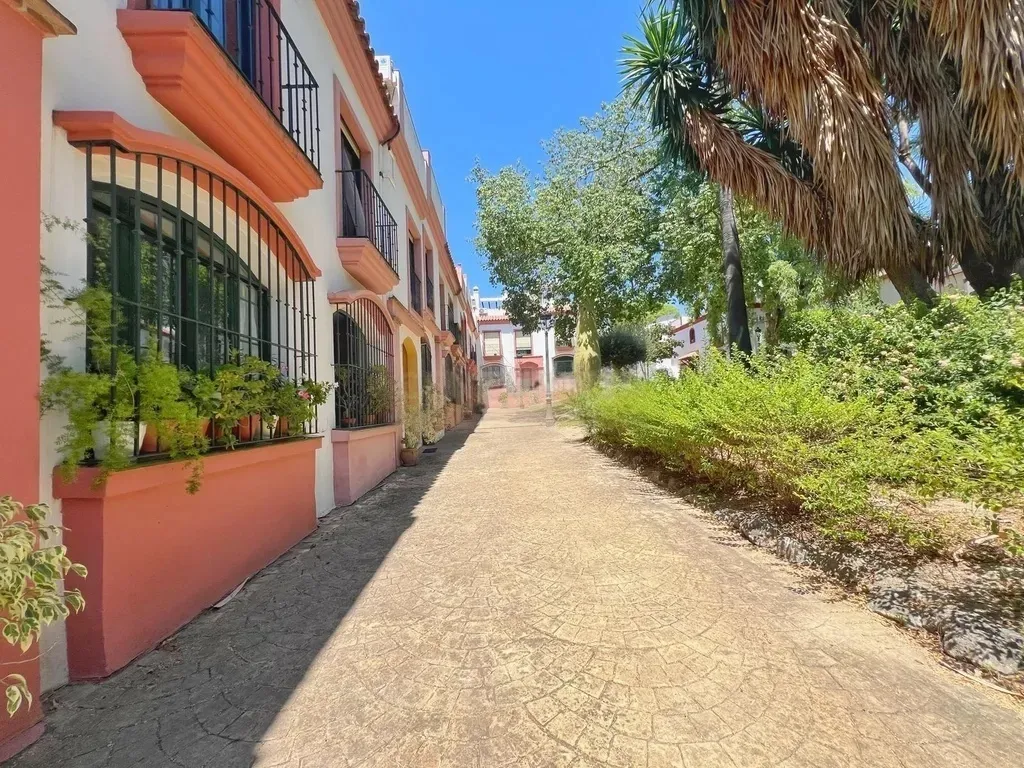 Interesante oportunidad de inversión: alojamiento turístico con licencia en la Costa del Sol — Estepona. Ref. 0170-00153