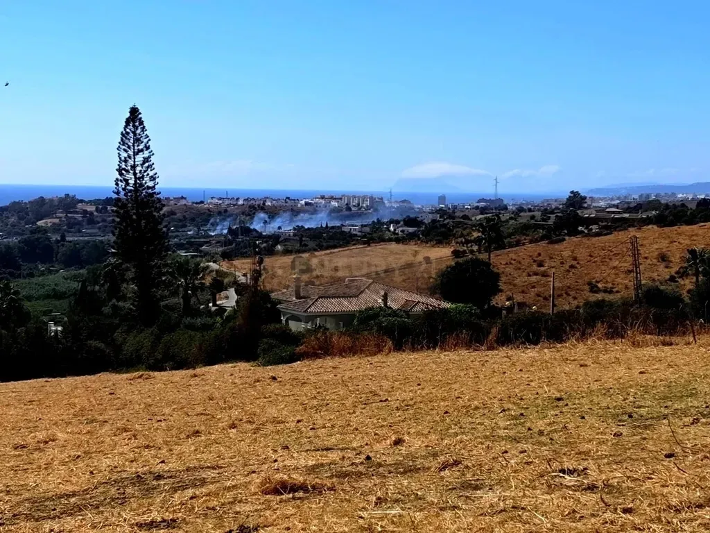 Parcela rústica en venta en La Cala, Estepona – Entorno natural y gran potencial agrario — Estepona. Ref. 0037-00653