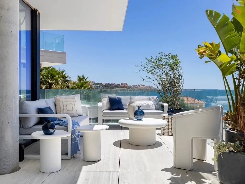 Vivienda de Lujo de 3 Dormitorios en Primera Línea de Mar – Estepona — Estepona. Ref. 0037-00655