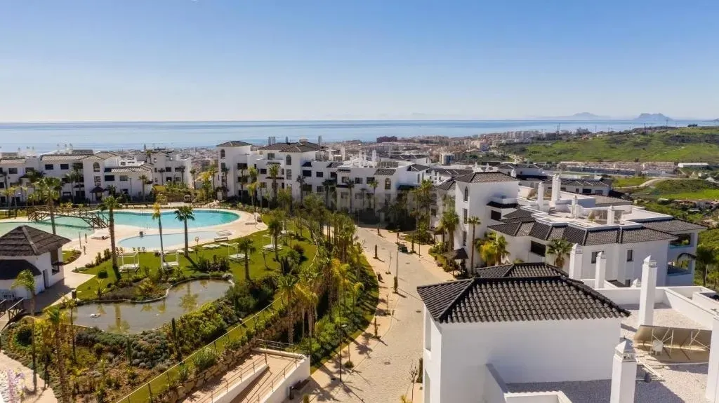 Una residencia excepcional de inspiración andaluza con vistas panorámicas al Mediterráneo — Estepona. Ref. 0170-00128