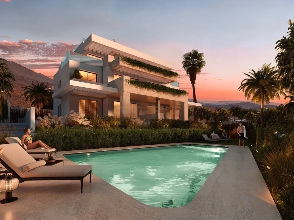 Ático de Lujo con Impresionantes Vistas al Mar en Estepona