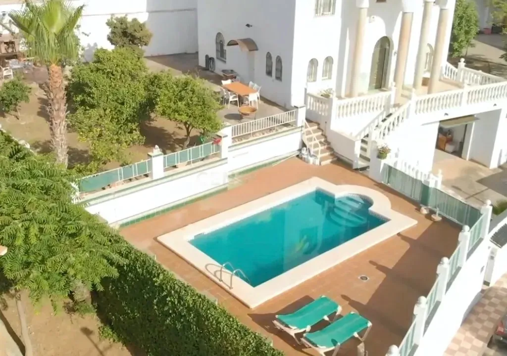 ESPECTACULAR CHALET INDEPENDIENTE CON PISCINA EN PUERTO DE LA TORRE