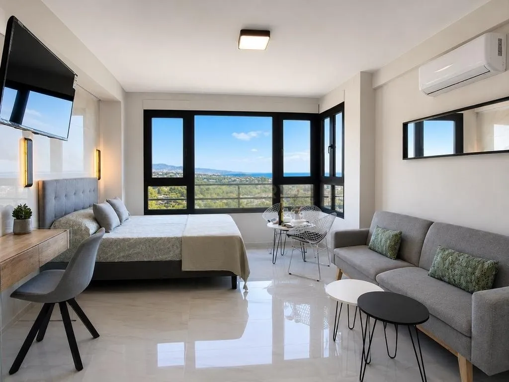 Estudio en planta alta en Urb. Torres de Aloha, Nueva Andalucía