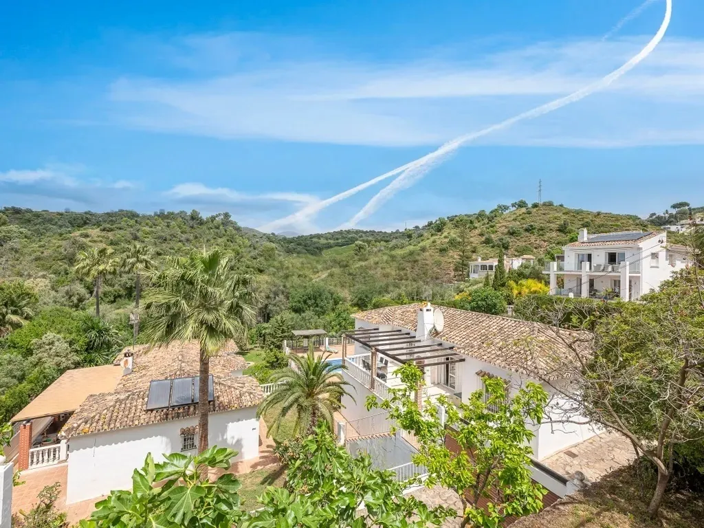 Encantadora Villa de 3 Dormitorios con Piscina en Amplia Parcela en El Rosario, Marbella – Gran Potencial de Reforma o Lista para Entrar