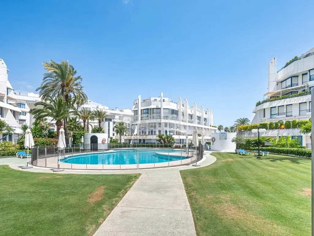 ✨ Exclusivo dúplex renovado con garaje y trastero en Marbella House, a pasos de la playa