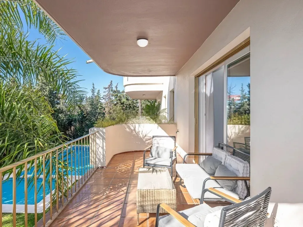 Elegante apartamento en Nueva Andalucía, Marbella, a solo 5 minutos a pie de Puerto Banús