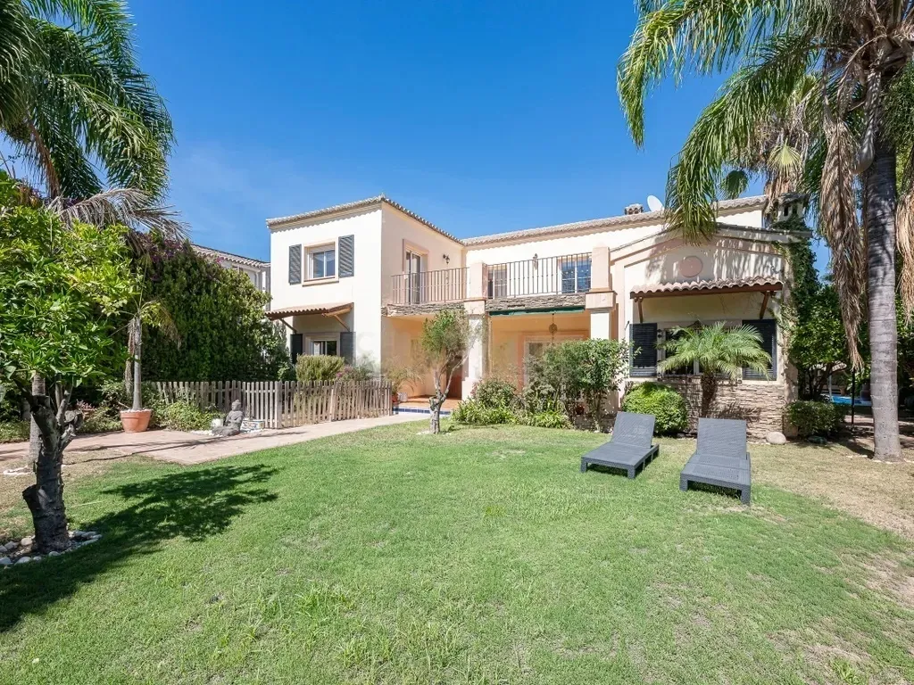 Villa en Guadalmina Alta: Su elegante oasis en Marbella