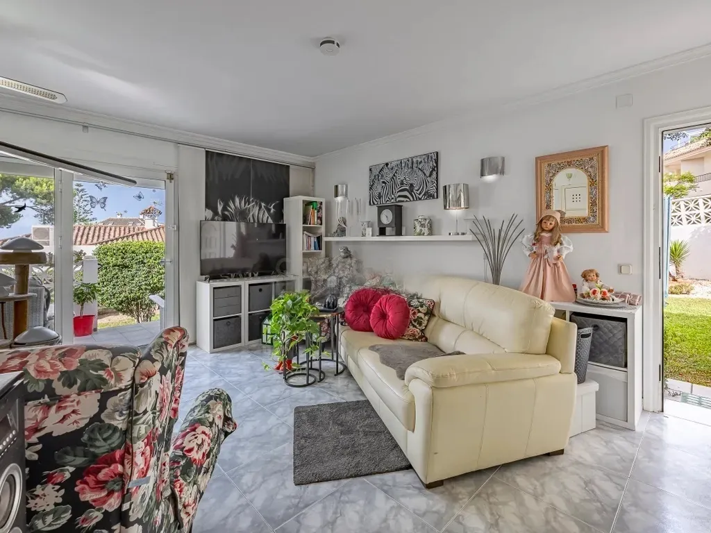 Oportunidad en Marbella: Nuda propiedad de casa con jardín a metros de la playa