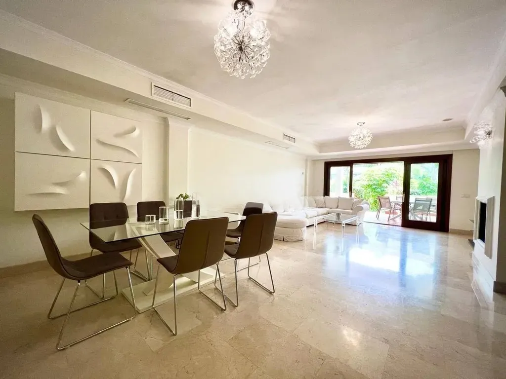 Amplio Apartamento con Jardín y Gran Terraza en la Prestigiosa Zona de Nagüeles, Marbella