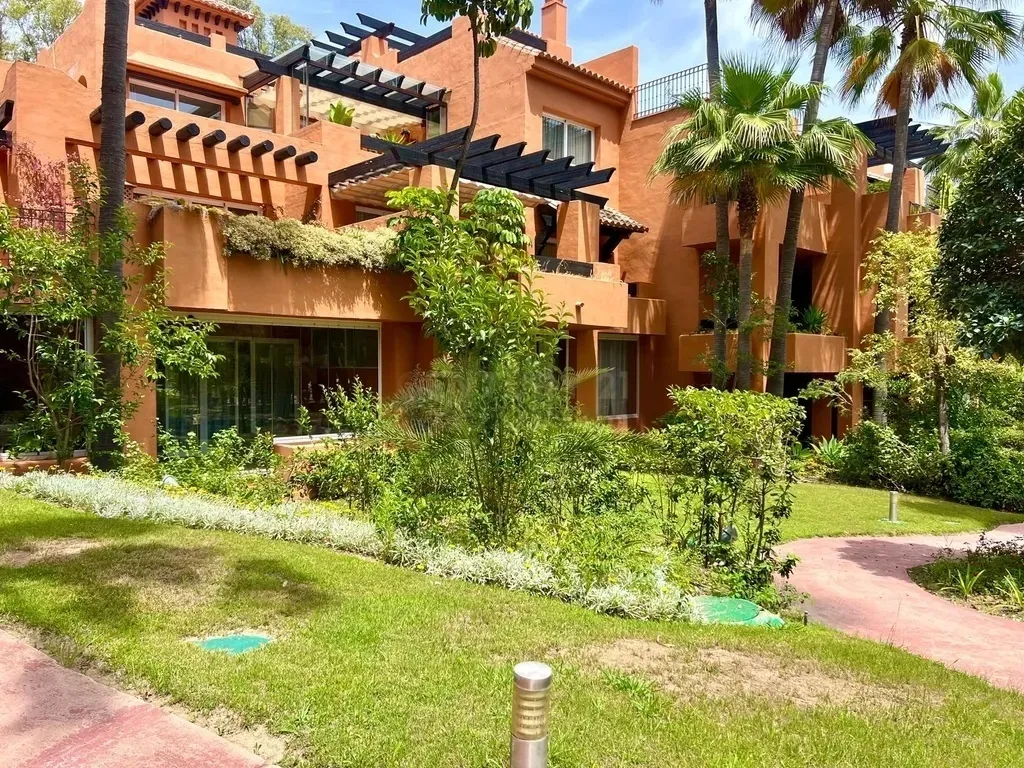 Apartamento Elegante en Alminar de Marbella, Nueva Andalucía