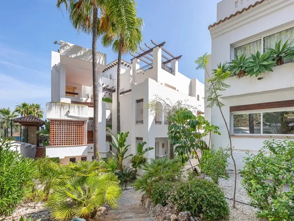 Encantador Apartamento en Planta Baja Elevada de 3 Dormitorios con Vistas al Mar y al Jardín – Nueva Andalucía