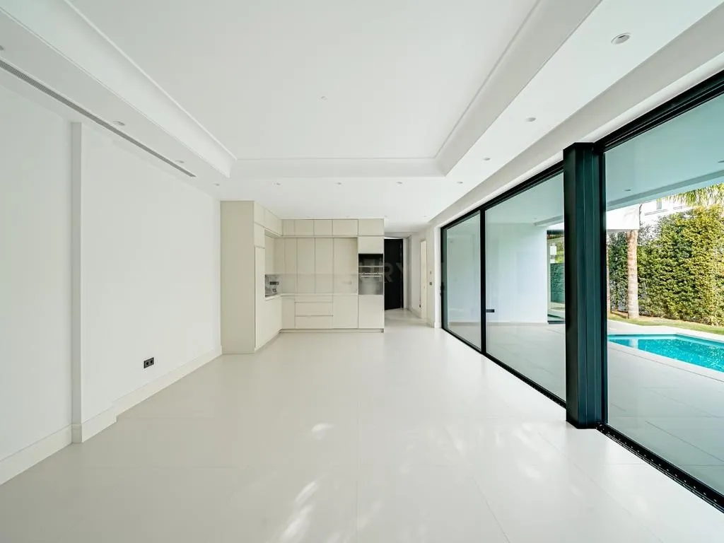 Moderna Villa a Estrenar en Venta en la Prestigiosa Milla de Oro de Marbella – A Solo 100 m de la Playa