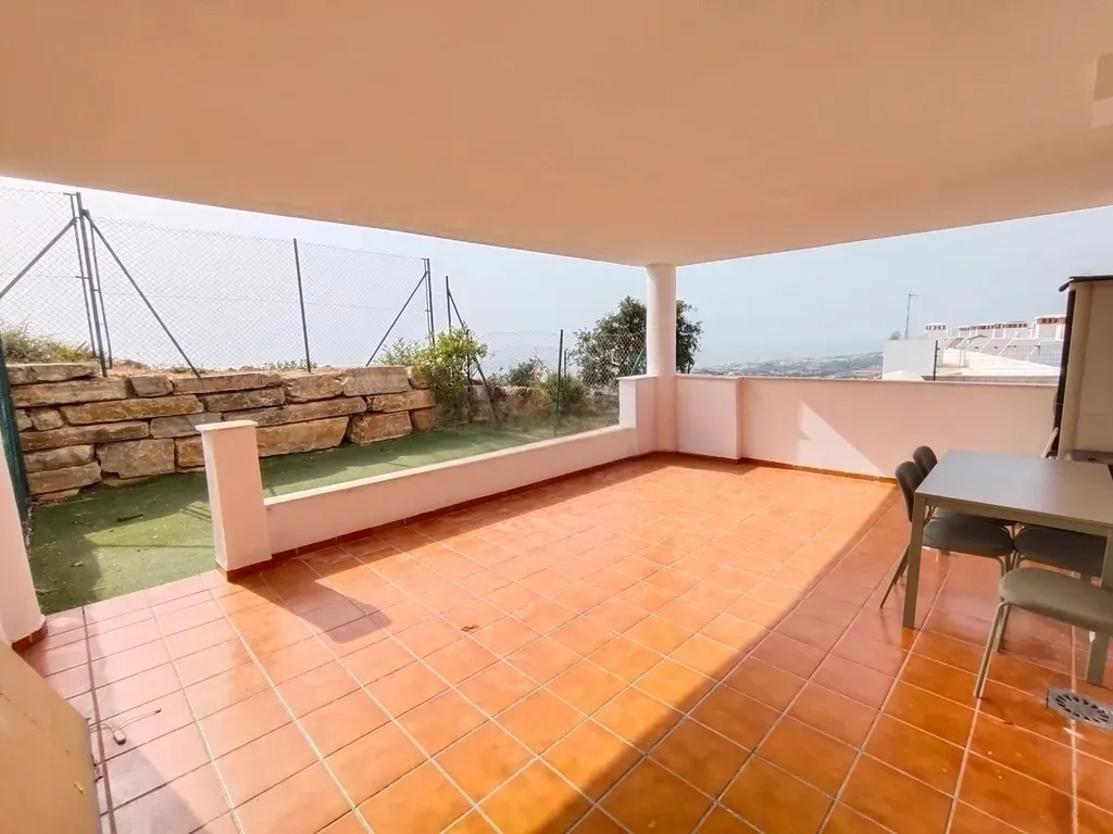 Bajo de 3 dorm. con 60 m² de exterior y garaje – Hacienda de Casares