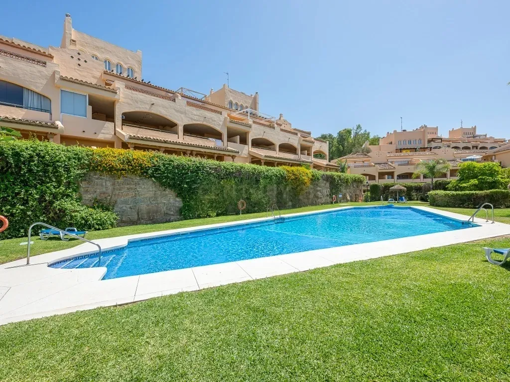 Apartamento con jardín de 2 dormitorios en alquiler en Santa María Village, Elviria