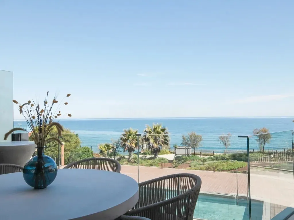 Vivienda de Lujo de 3 Dormitorios en Primera Línea de Mar – Estepona