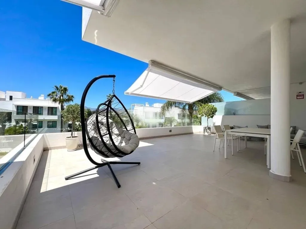 Moderno Apartamento en Estepona Este con Vistas a la Montaña
