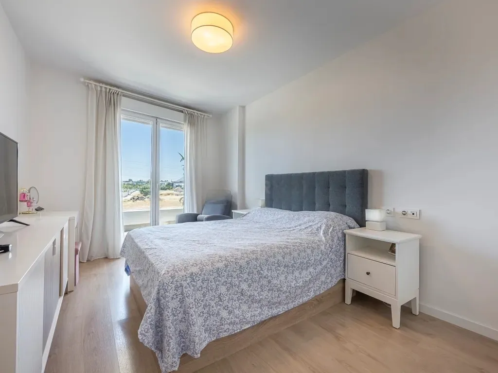 Amplio apartamento en La Campana, Nueva Andalucía con vistas al mar!