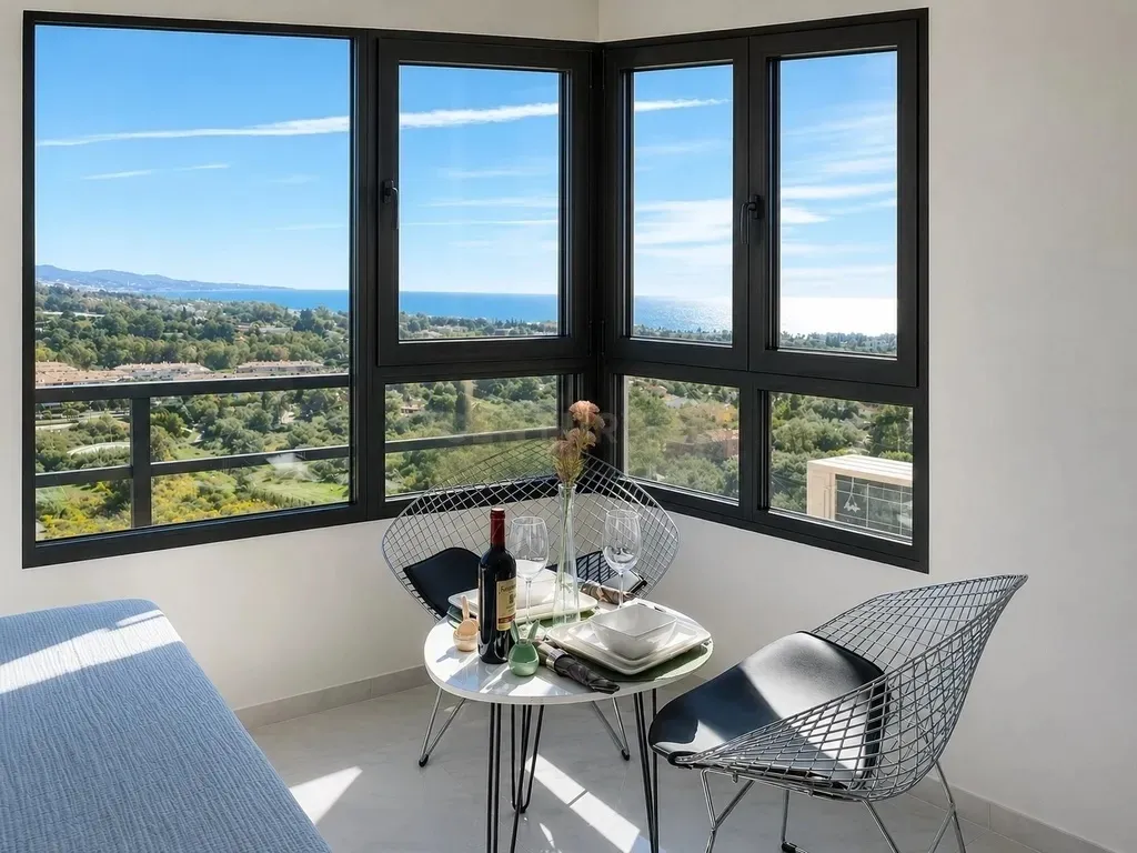 Estudio en planta alta en Urb. Torres de Aloha, Nueva Andalucía