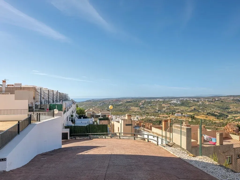 Espectacular esquina de 3 dormitorios con vistas panorámicas al mar y Finca Cortesín