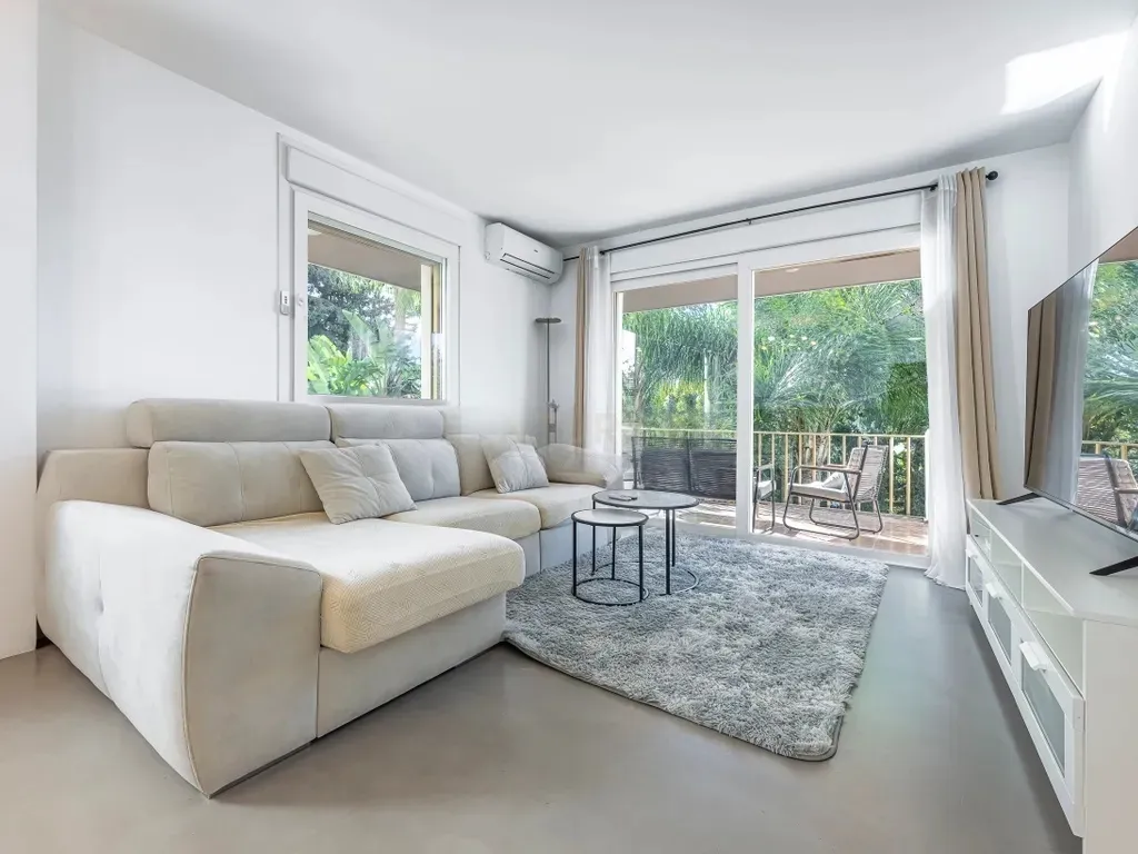 Elegante apartamento en Nueva Andalucía, Marbella, a solo 5 minutos a pie de Puerto Banús