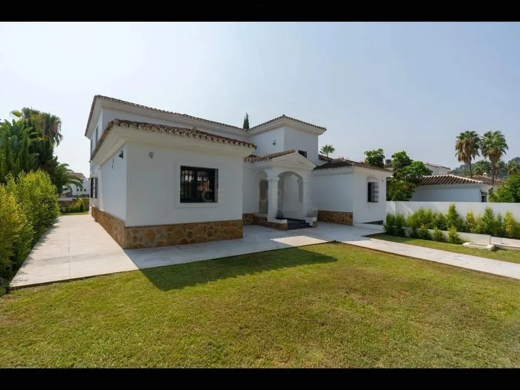 VILLA AMPLIA CON PRIVACIDAD EN NUEVA ANDALUCÍA