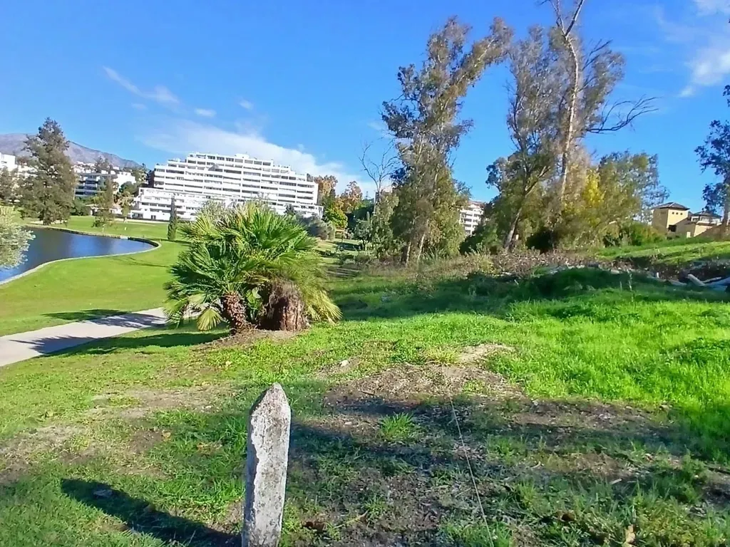Parcela urbana de 1.050 m² en primera línea de golf y lago en Guadalmina – con planos y licencia para una villa de 575,95 m²