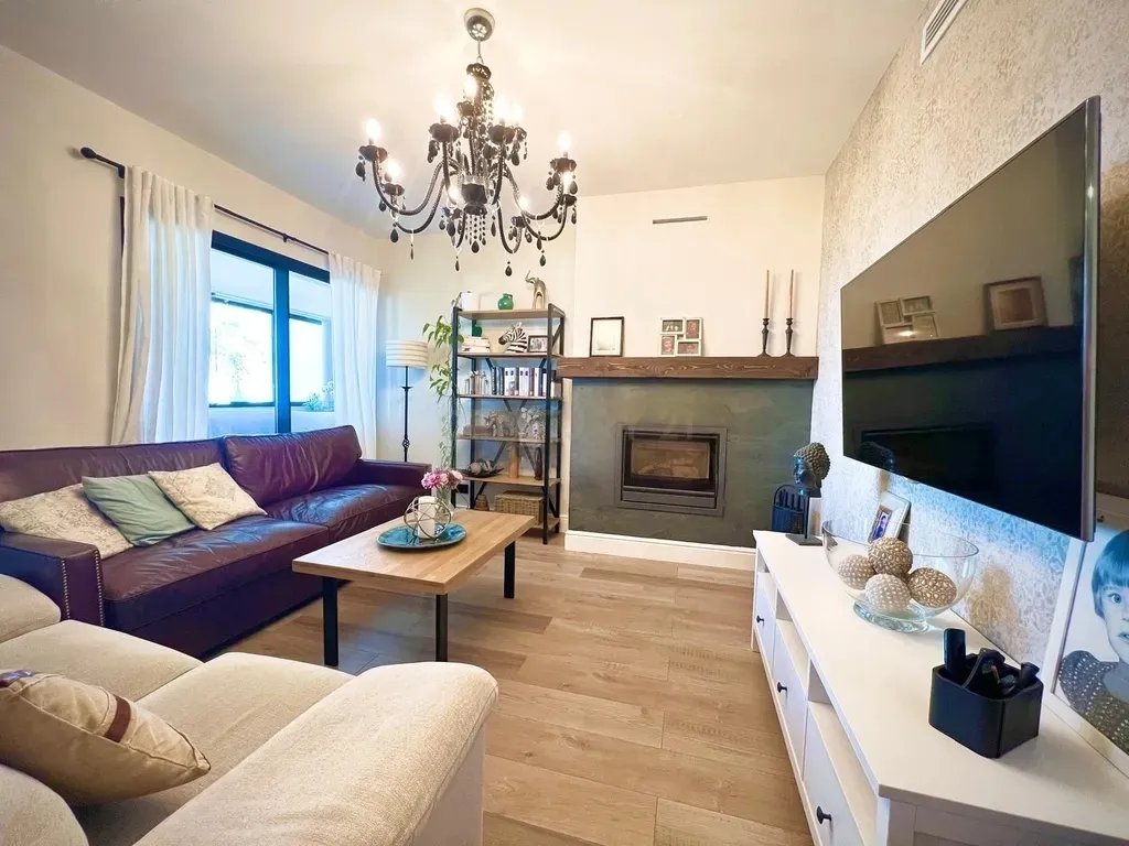 Una residencia excepcional de inspiración andaluza con vistas panorámicas al Mediterráneo