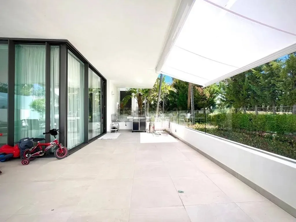 Moderno Apartamento en Estepona Este con Vistas a la Montaña