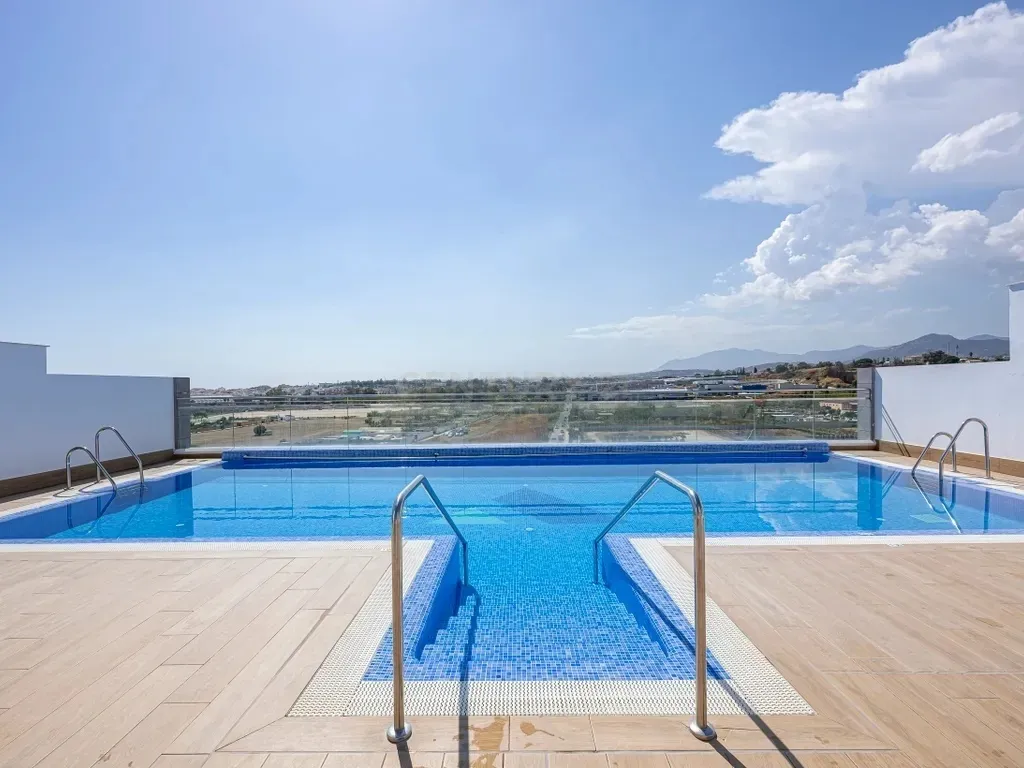 Amplio apartamento en La Campana, Nueva Andalucía con vistas al mar!
