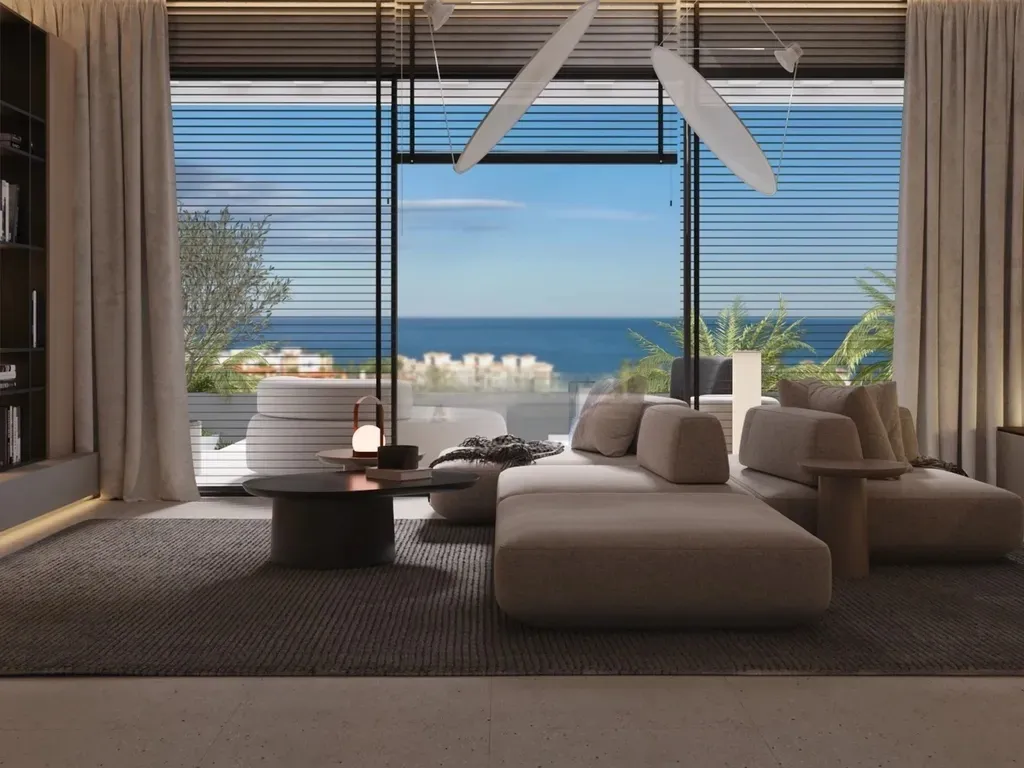 Ático de Lujo con Impresionantes Vistas al Mar en Estepona