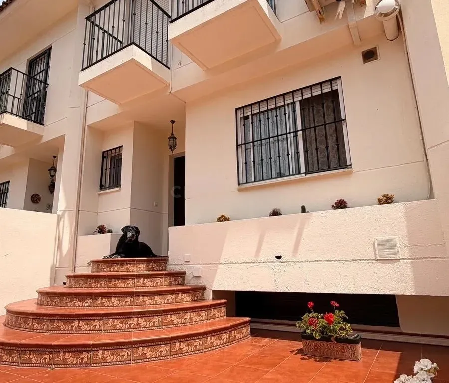 CHALET ADOSADO PREMIUM EN LOS ROSALES (CHURRIANA) – ¡LISTO PARA ENTRAR A VIVIR!