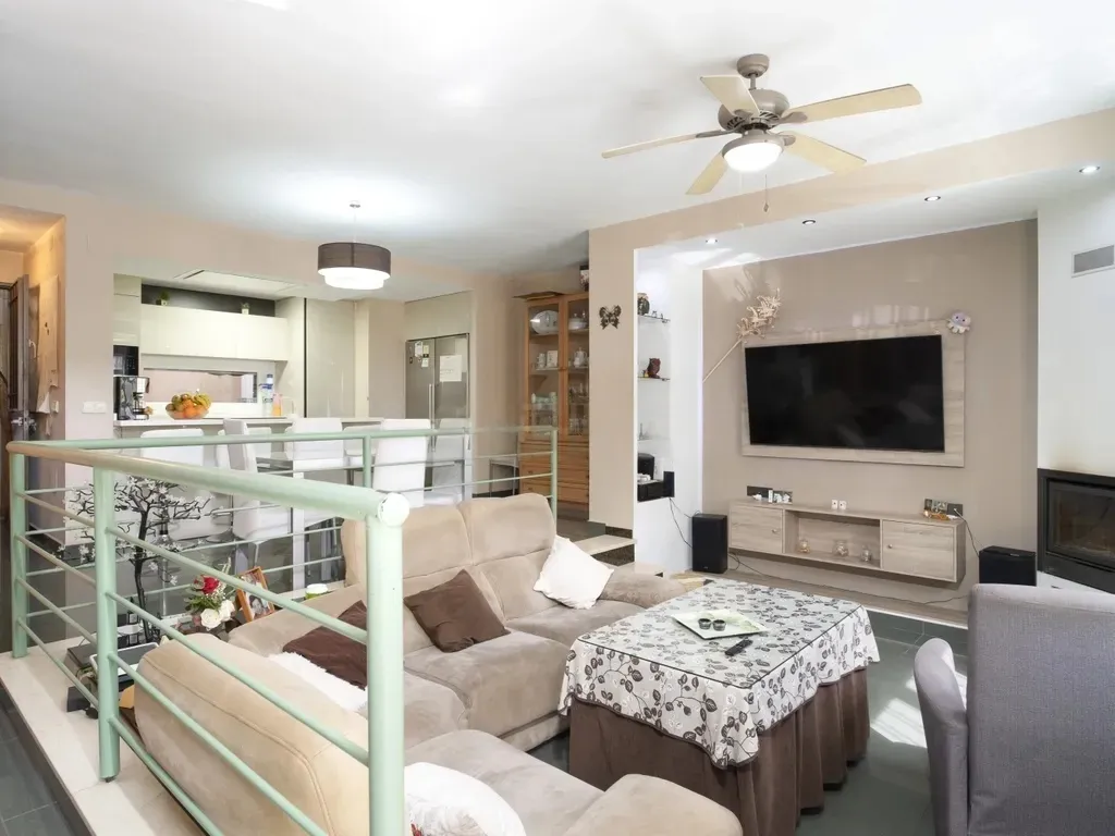 Casa de 4 dormitorios con altillo de 56 m², terraza privada y excelente conexión en Campanillas