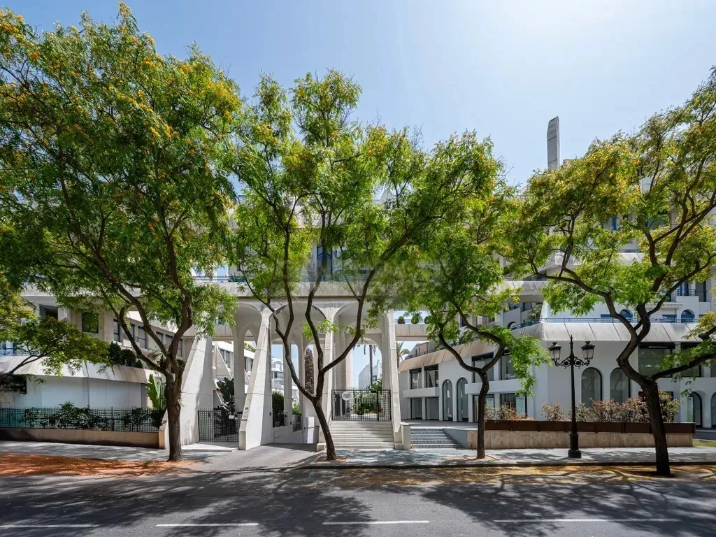 ✨ Exclusivo dúplex renovado con garaje y trastero en Marbella House, a pasos de la playa