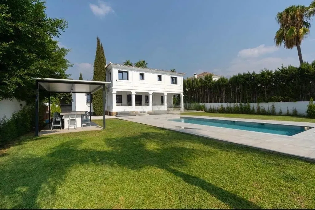 VILLA AMPLIA CON PRIVACIDAD EN NUEVA ANDALUCÍA