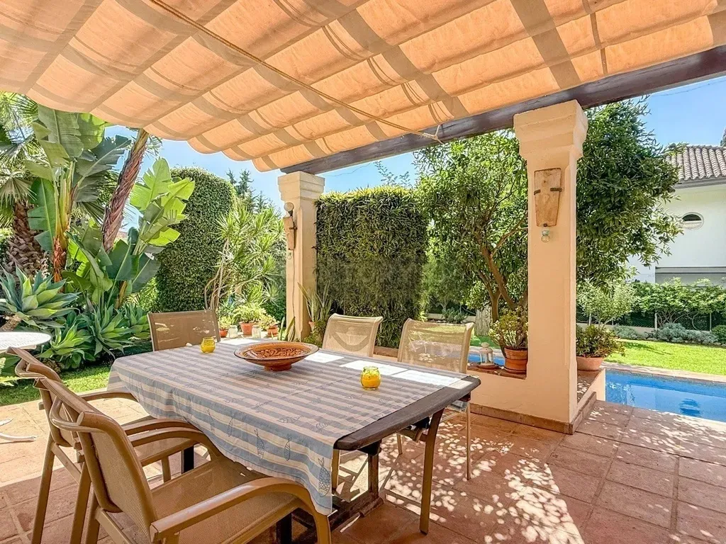 Encantadora Finca Andaluza con Elegancia Atemporal y Carácter Auténtico