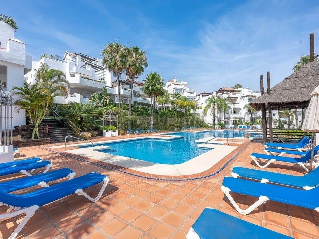 Encantador Apartamento en Planta Baja Elevada de 3 Dormitorios con Vistas al Mar y al Jardín – Nueva Andalucía